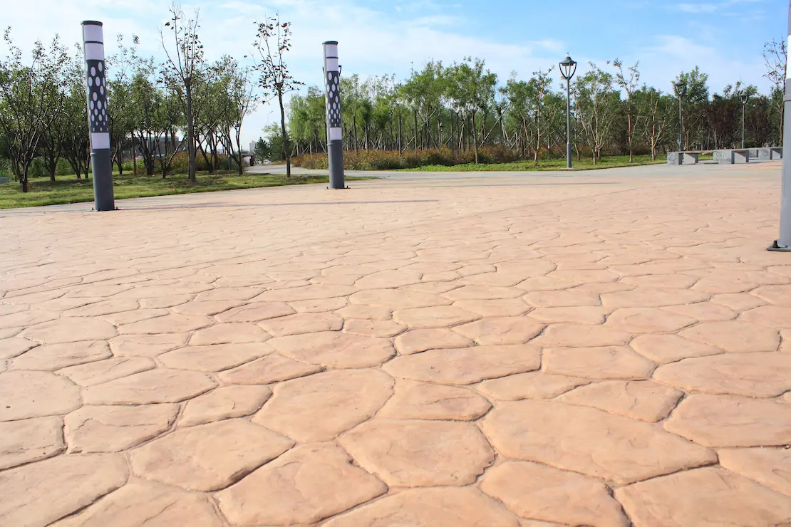 Zona de relax de una universidad con pavimento de concreto estampado.